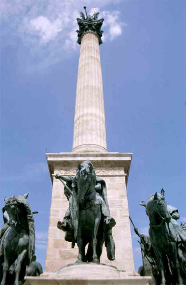 32 - Hungria - Budapest, plaza de los Heroes y monumento del Milenario